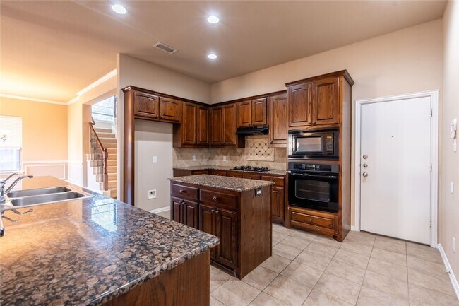 Building Photo - 2505 Vista Oaks Dr
