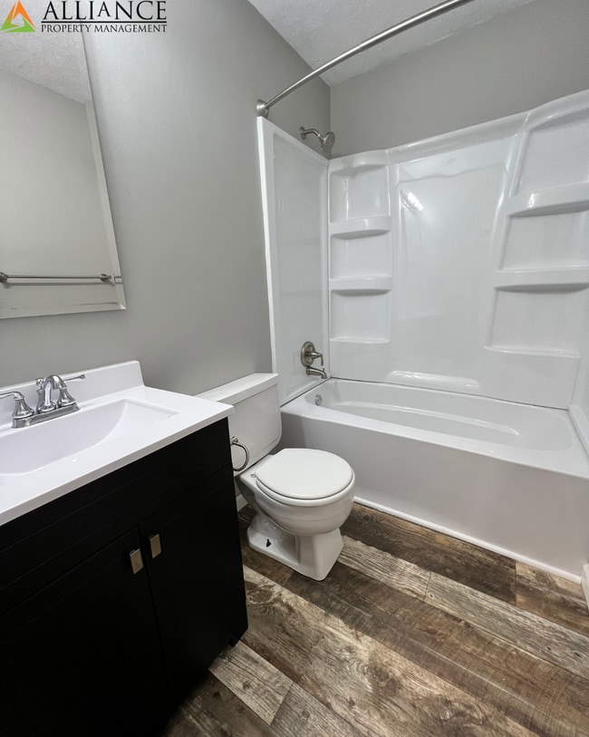 Building Photo - Lovely Home ~ Fenced Yard