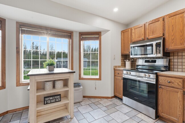 Building Photo - 21913 N Meadowview Dr