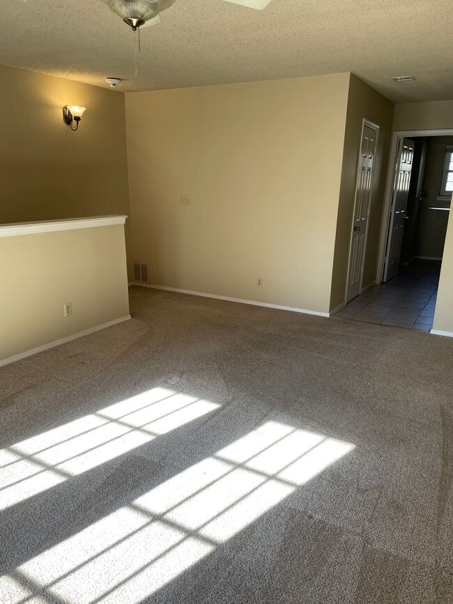 Building Photo - Darling 1 Bed, 1.5 Bath Townhouse with sma...