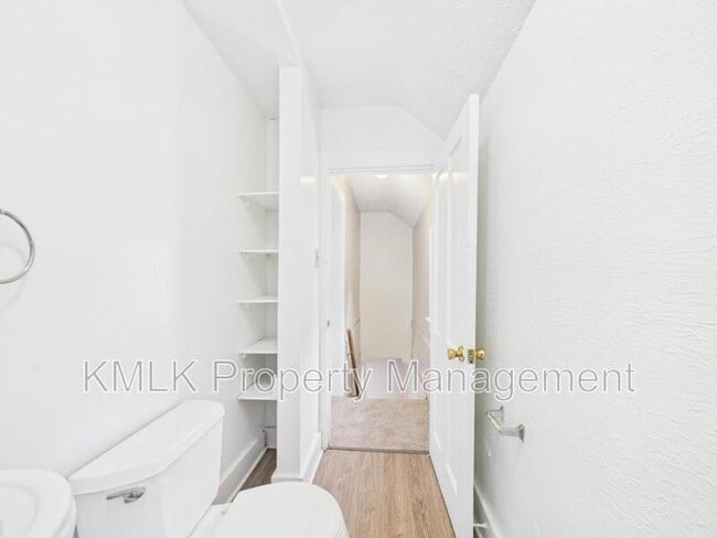 Building Photo - 666 Kling St