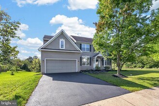 Building Photo - 1045 Fallbrook Ln