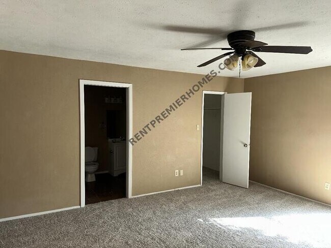 Building Photo - 4513 Freeport Dr