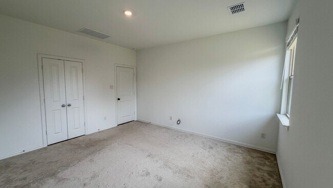 Building Photo - **MOVE IN READY HOME**