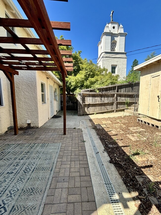 Building Photo - 230 S Church St