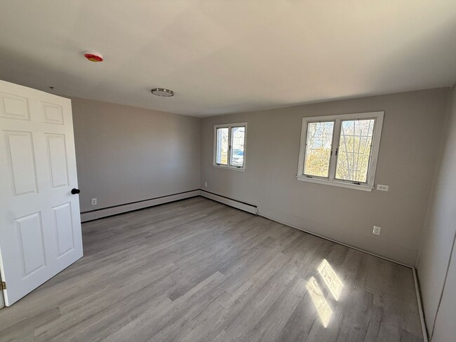 Building Photo - Townhome features 3 bedrooms and 2 bathroo...