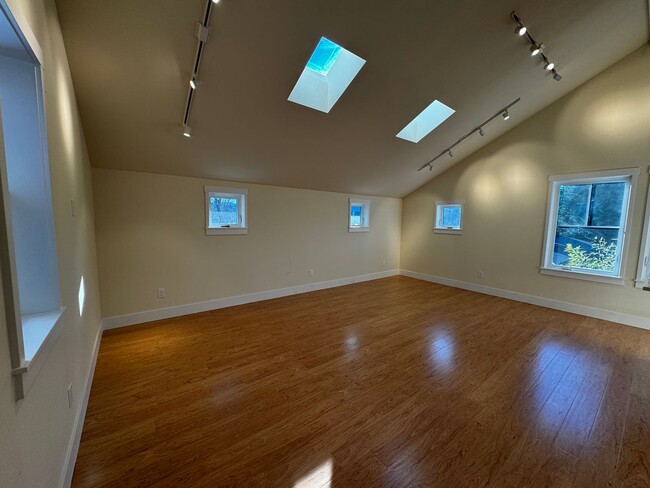 Building Photo - Modern Bainbridge Studio –  Prime Location...