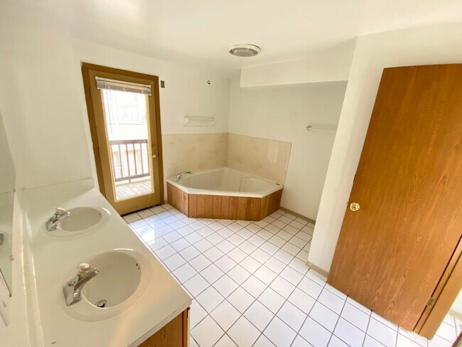 Building Photo - OSU Gateway 3 bedroom 1 1/2 bath 3 level townhome