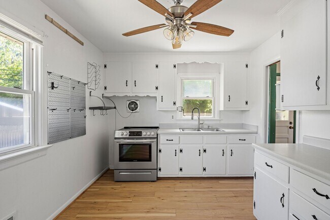 Building Photo - Beautiful 2 Bedroom Corner Lot Property Near Forest Hill Ave ***Available May 2026***