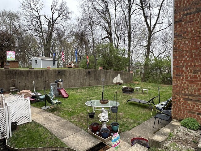 Green Space to side of building - 1682 Park Rd