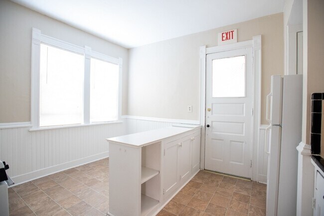 Building Photo - 2728 N Murray Ave