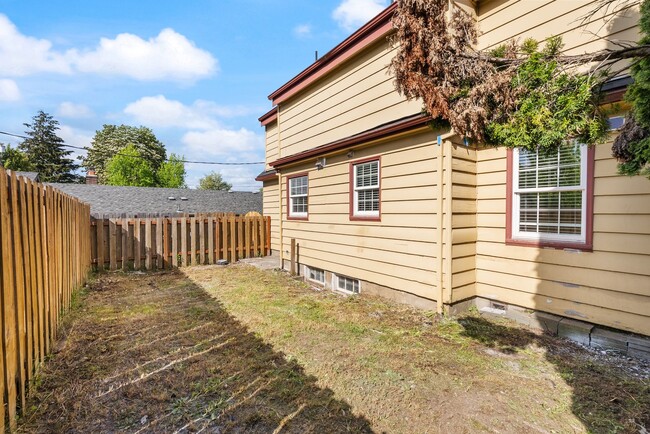 Building Photo - 3831 NE 82nd Ave