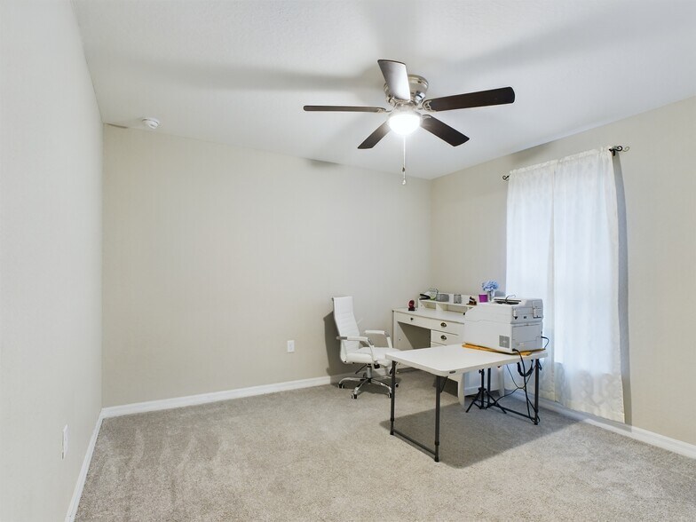 Building Photo - 10102 SW 188th Cir