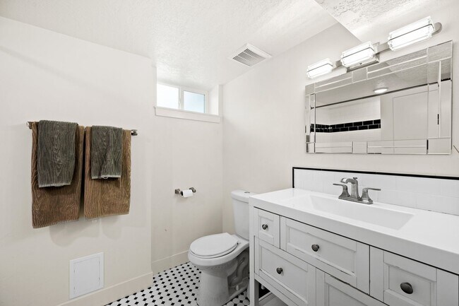 Building Photo - Beautifully Updated Holladay Home!