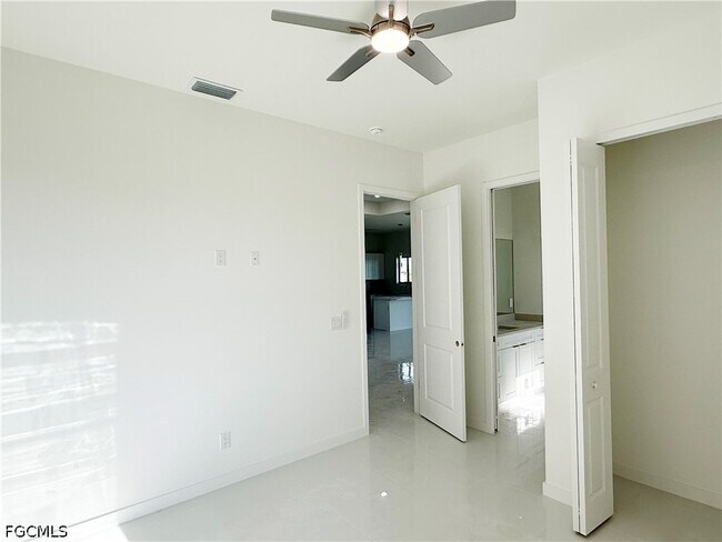 Building Photo - 4213 Caloosa Pkwy