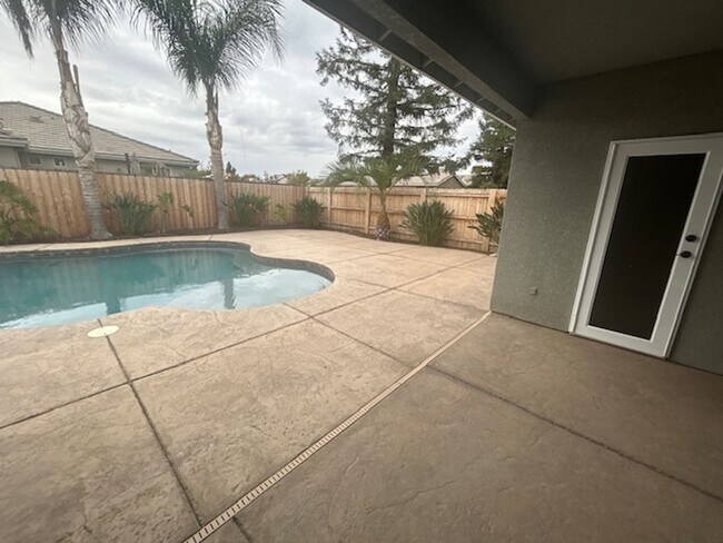 Building Photo - 4 Bedroom 2 Bathroom in SE Visalia with Po...