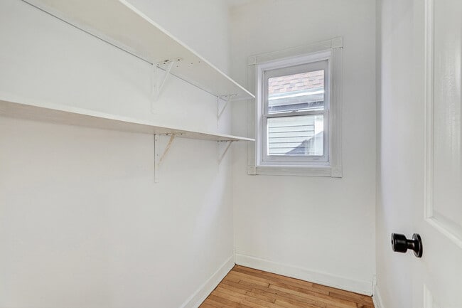 Building Photo - 2016 N Kilbourn Ave