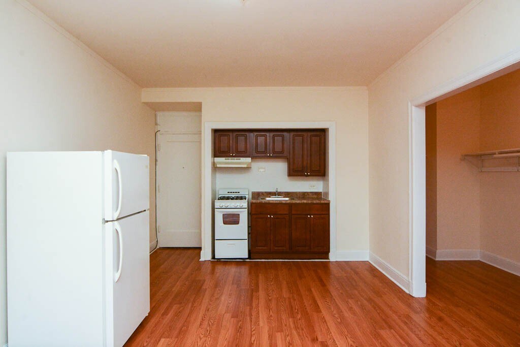 Building Photo - 3335 W Diversey Ave