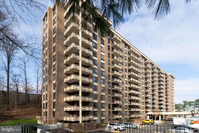 Building Photo - 1808 Old Meadow Rd