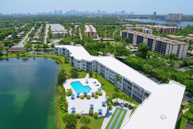 Building Photo - 877 NE 195th St