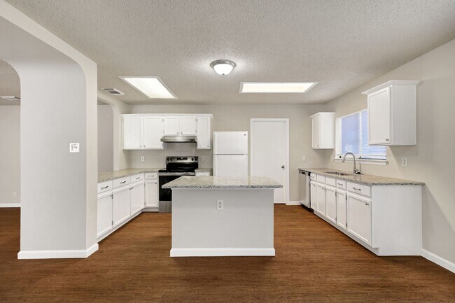 Building Photo - Fully Renovated Single-Story Brick Home in...