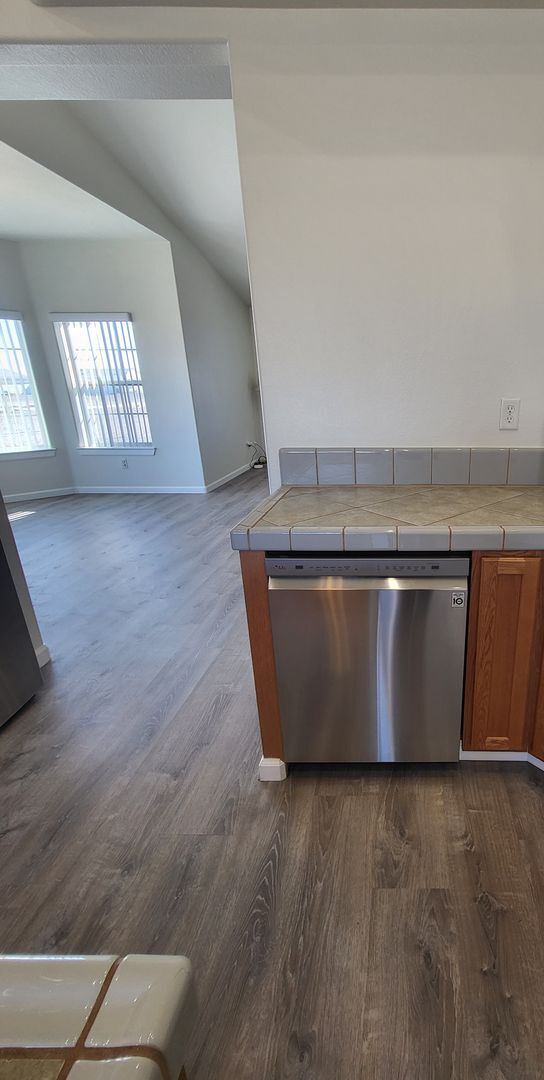 Building Photo - GOLDEN SPRINGS RANCH U8 - W. Betty Avenue