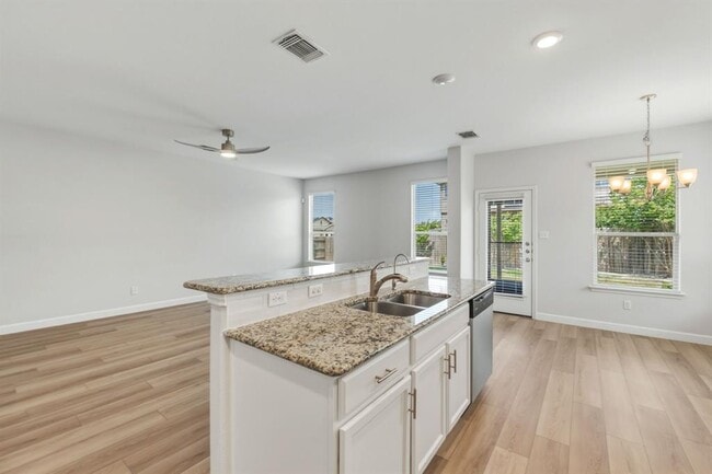 Building Photo - 301 Serpentine Ln