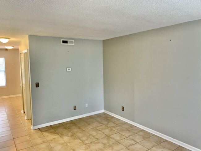 Building Photo - 1710 Deer Path Dr