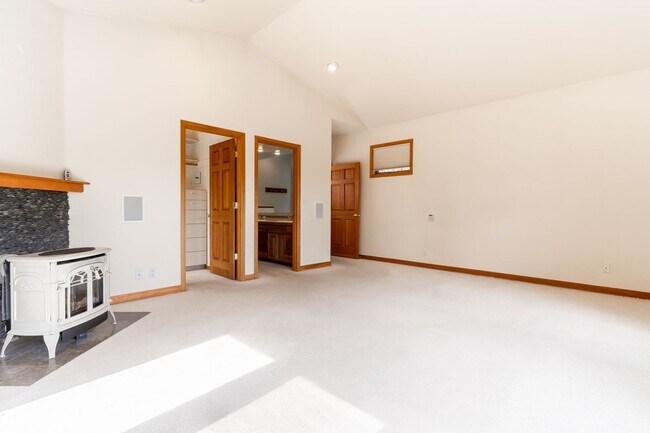 Building Photo - Private river access and stunning views from this home on Harmon Blvd! + Bonus Room