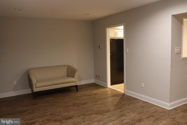 Building Photo - 13 Tulip Ct