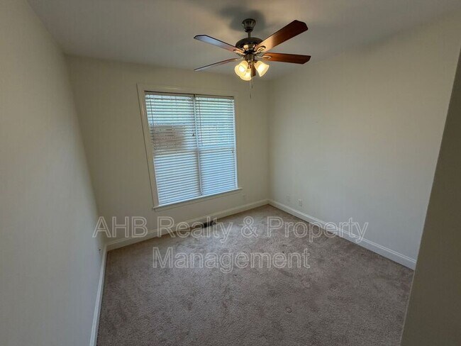 Building Photo - 713 Trail's End Dr