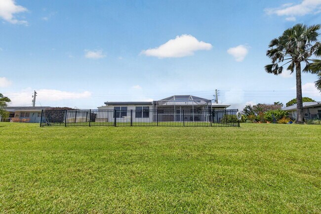 Building Photo - 416 SE Naranja Ave