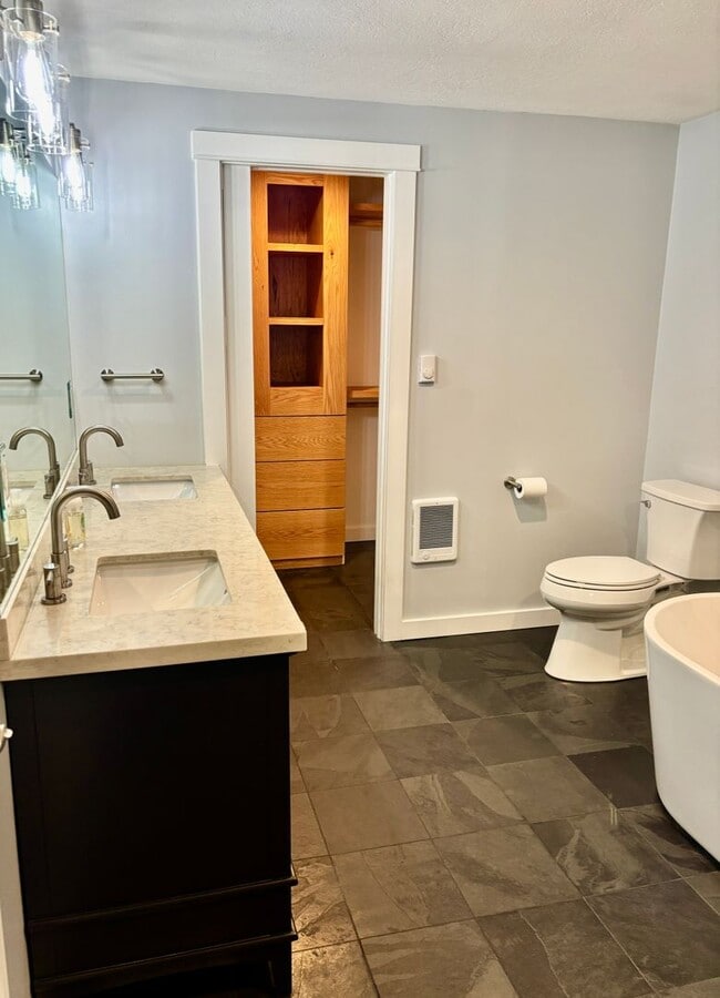 Building Photo - Spacious House. Expansive Lot. Prime Location