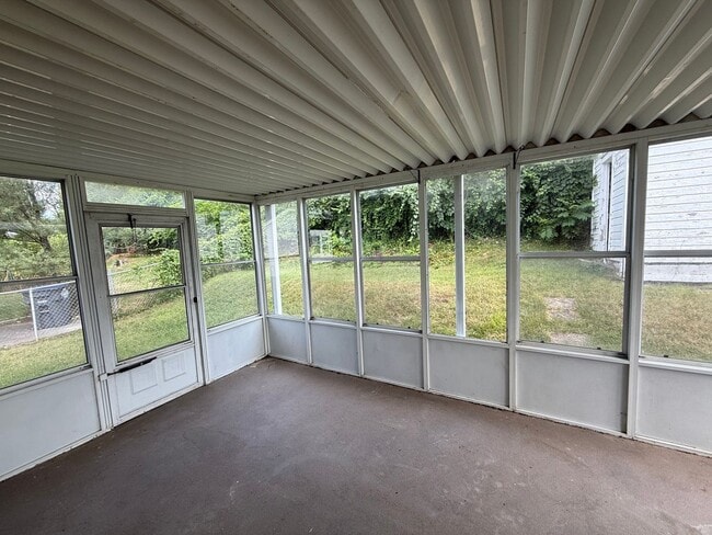 Building Photo - 3 Bedroom 2 Bath Home Kingsport, TN
