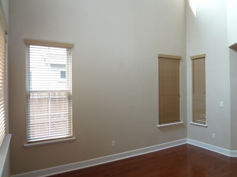 Building Photo - 1123 Montague Ln