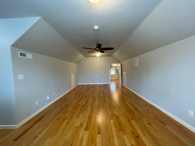 Building Photo - 3 Bedroom 2.5 Bathroom House with Bonus Room ~ Garage, A/C, includes Washer and Dryer ~ Close to ...