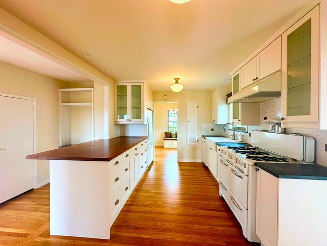 Building Photo - Huge Loma Portal House
