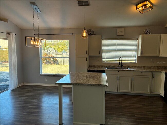 Building Photo - 5841 Dorham Pl