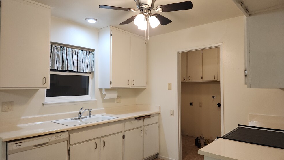 Indoor laundry room - 27961 Winged Foot Dr