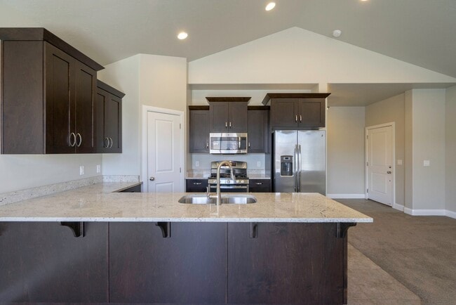 Building Photo - 3 Bedroom Townhome in Hidden Valley with C...