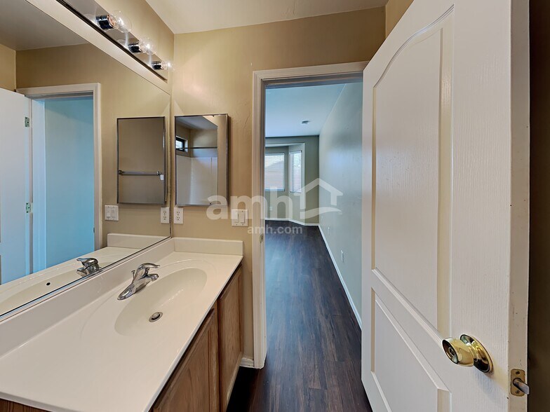 Building Photo - 641 W Flaming Arrow Dr