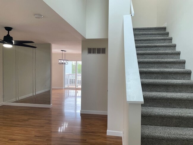 Building Photo - Beautiful 2 Bed, 1.5 Bath Townhome on the Edge of the Desirable Hill Neighborhood Available for Rent