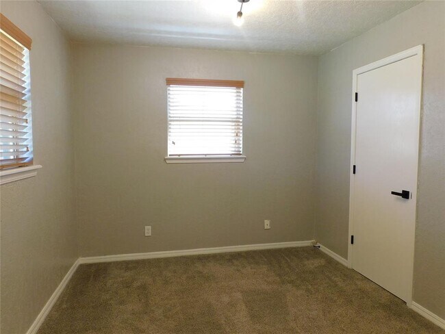 Building Photo - 728 SW 1st St