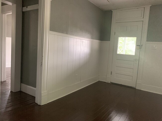 Building Photo - 2 bed/2 bath, 720 sqft home! 413 W Nichols...