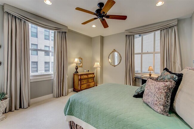 Building Photo - 411 W 7th St