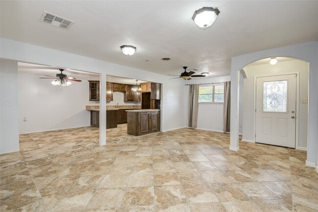 Building Photo - 811 W 7th St