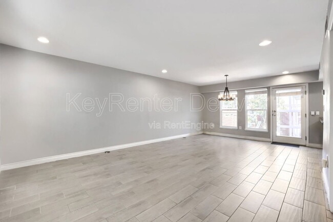 Building Photo - 1201 Galapago St