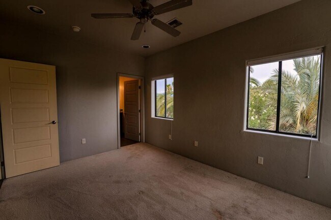 Building Photo - 2010 E 1st St