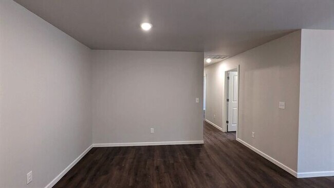 Building Photo - 3 Bed 2 Bath 2 Car Duplex Freedom Villas in Midwest City, OK