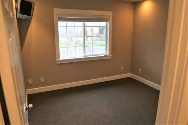 Building Photo - 4 bed/2 bath 1000 feet From Monroe